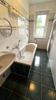 Bad mit Wanne und WC