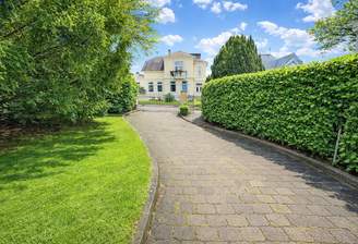 Auffahrt von der Straße zum Haus