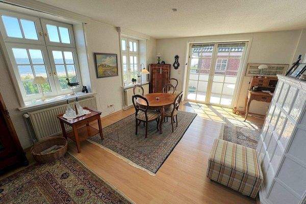 Haupths./OG: Essecke m. Kachelofen u. Balkonzugang