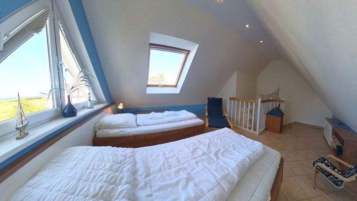 Gästezimmer im Maisonette-Stil mit Dachflächenfenster nach Osten