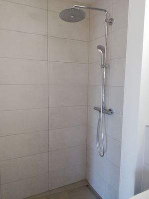 Moderne Dusche mit Fliesen