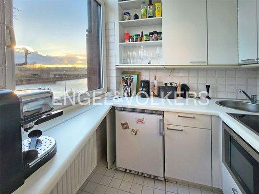 Kompakte Küche mit Moselblick