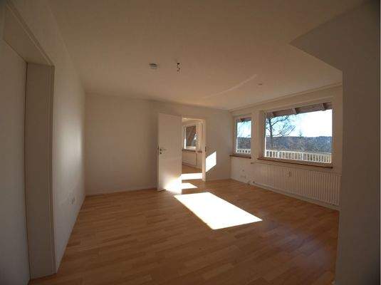 Schlafzimmer mit Tür ins Wohnzimmer