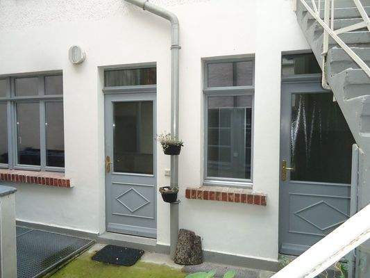 Kleines Büro Hof-Eingang.JPG