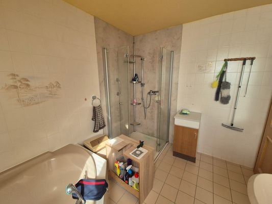 Badezimmer OG mit Dusche und Badewanne
