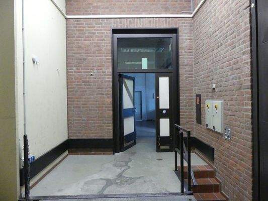 Eingang von Halle ins Büro