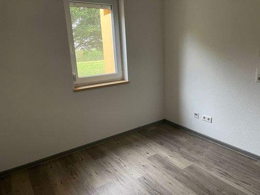 Helles Zimmer mit Fenster