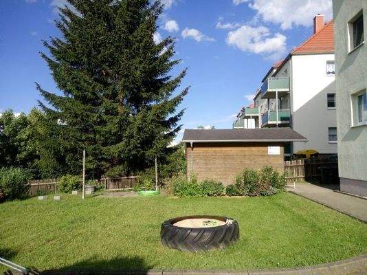 Garten mit Fahrradschuppen