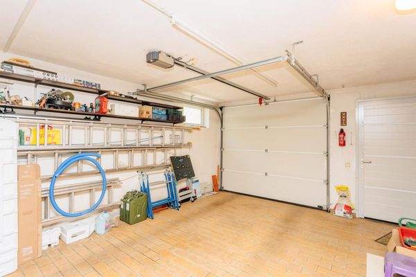 Garage mit elektrischem Tor