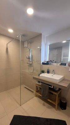 Moderne Badezimmeransicht