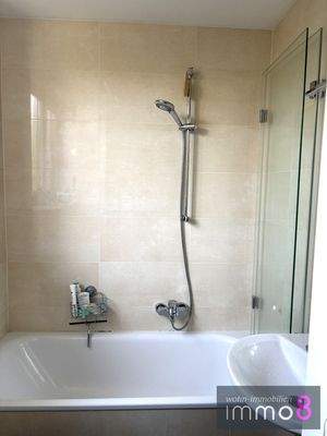 Haus 1a_OG_modernisiertes Bad mit Wanne