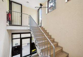 ins freundliche Treppenhaus...