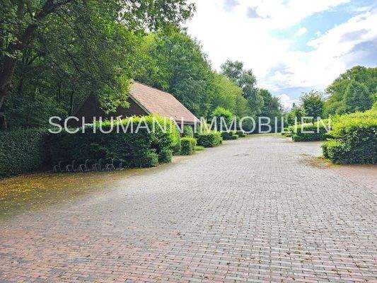 Parkplätze und Technikhaus