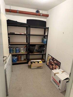 Kellerraum mit Regalen