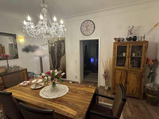 Essbereich mit Blick in den Eingangsflur