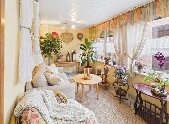 Tageslounge KI möbliert