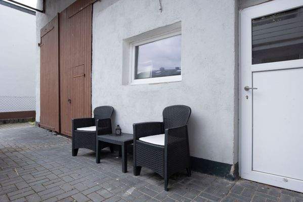 Sitzplatz vor der Scheune