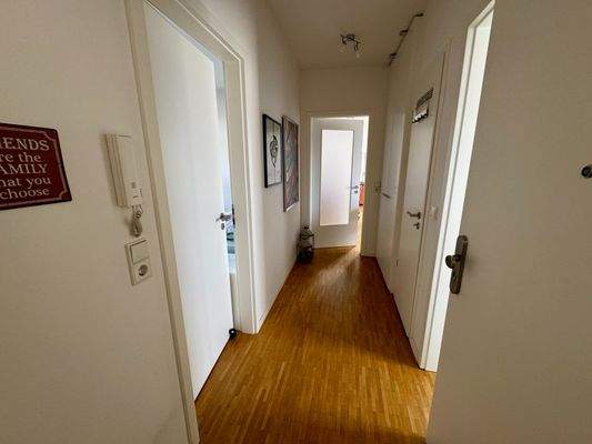 Türe mit Glaseinsatz zum Wohnraum(WR)