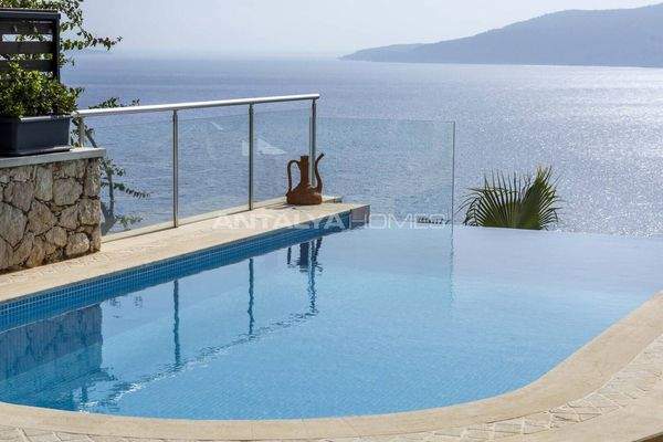 House with Pool Close to Beach in Kalkan