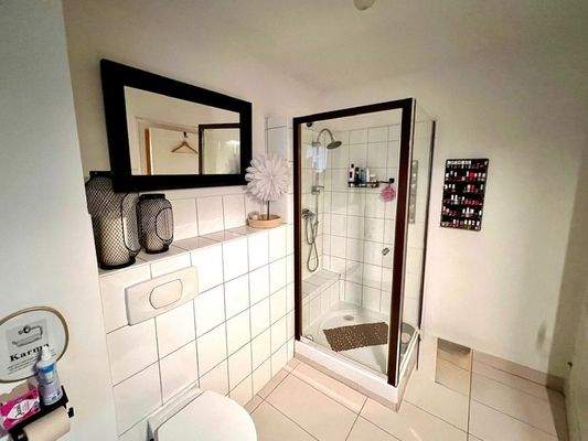 … mit Dusche in der Mietwohnung