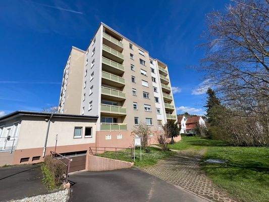 Rückansicht mit Tiefgarageneinfahrt