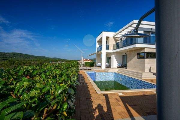 Terrassenbereiche mit Pool & Außendusche