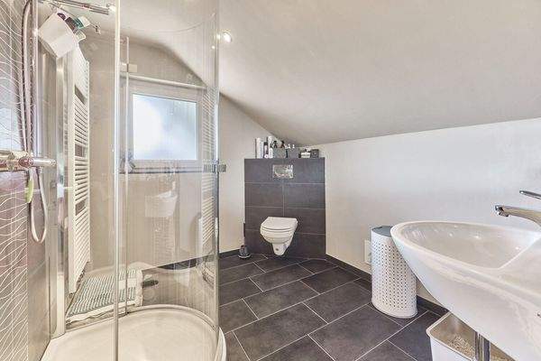 Renoviertes Tageslichtbad Dachgeschoss