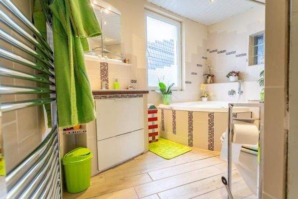 Bad mit Wanne, Dusche, Aussenfenster