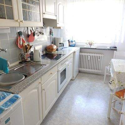 Küche mit altem Fliesenspiegel