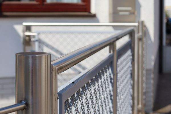 Sowohl Terrasse als auch Tor aus langlebigem Edelstahl