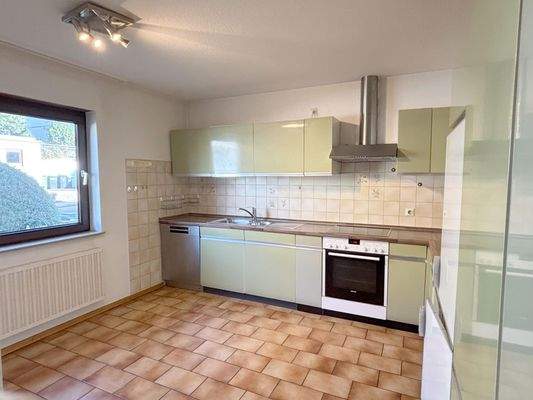 großzügiger Küchenbereich mit Tageslicht