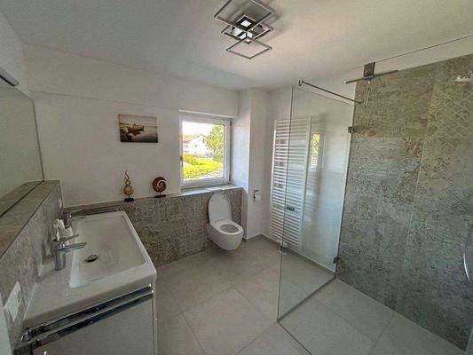 Badezimmer mit Dusche