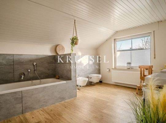 Das erste von zwei stilvollen Badezimmern im Obergeschoss