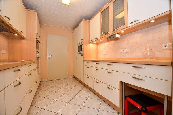 Küche mit Einbauküche