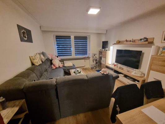 Wohnzimmer mit großer Couch