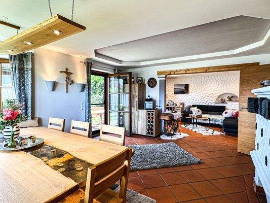 großer Wohn-/Essbereich mit Kachelofen
