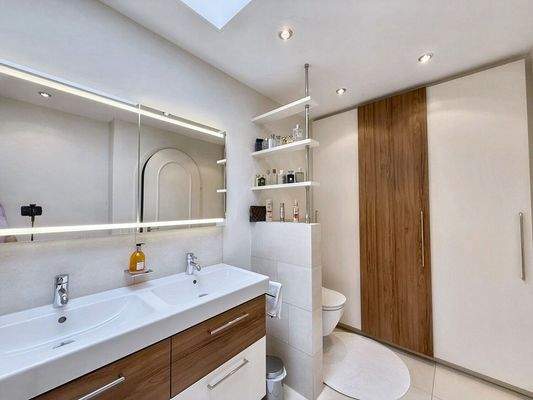 mit Dusch-WC und Einbauschrank