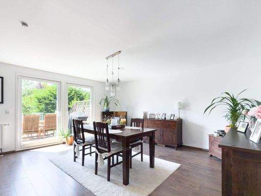 Essbereich mit Zugang zur Terrasse