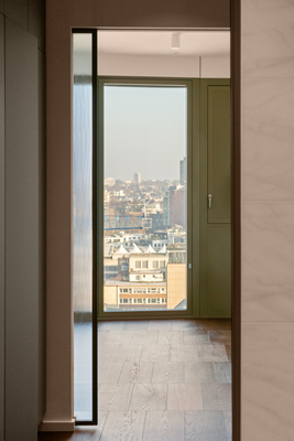 Blick vom Master Badezimmer auf Ankleidezimmer und Schlafzimmer