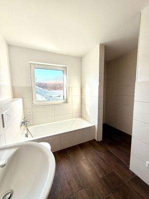 Badewanne und barrierefreie Dusche