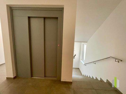 Mit dem Lift zur Wohnung