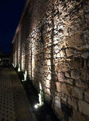 Bruchsteinmauer beleuchtet.JPG