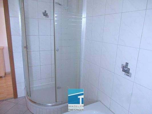 Bad mit Dusche nur in der OG-Wohnung