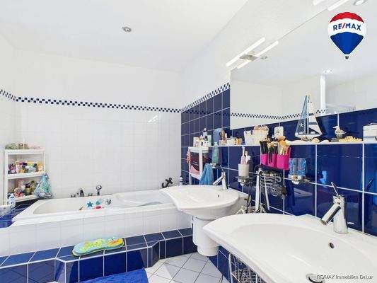 RE/MAX Immobilien DeLux Einfamilienhaus Mettlach-Weiten Badezimmer OG