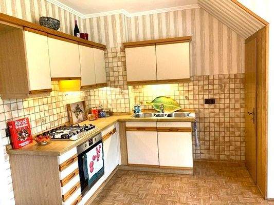 Küchenzeile und Zugang zum Keller