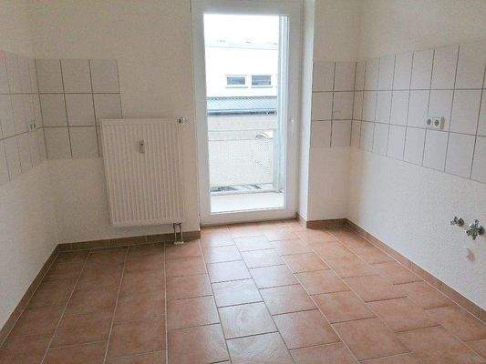 geflieste Küche mit Balkon