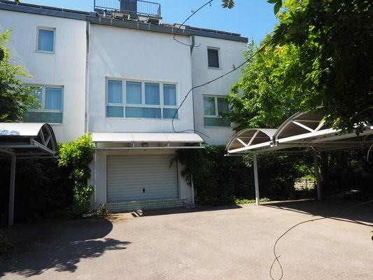 Garagenbereich mit den Carportstellplätzen