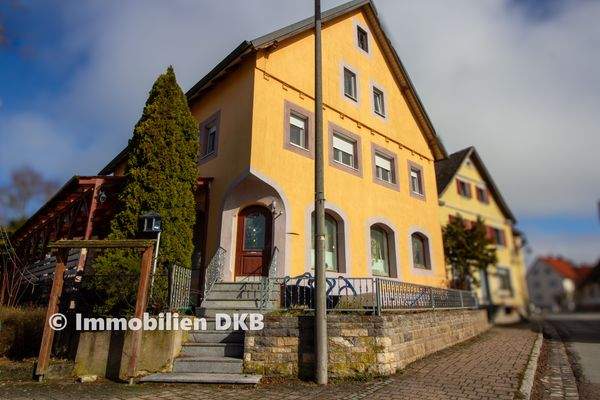 Seitenansicht mit Eingang Gaststätte