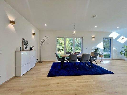 Großzügiger Essbereich mit bodentiefen Fenstern