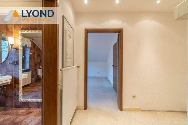 LYD 4954 - Altbau Flur OG